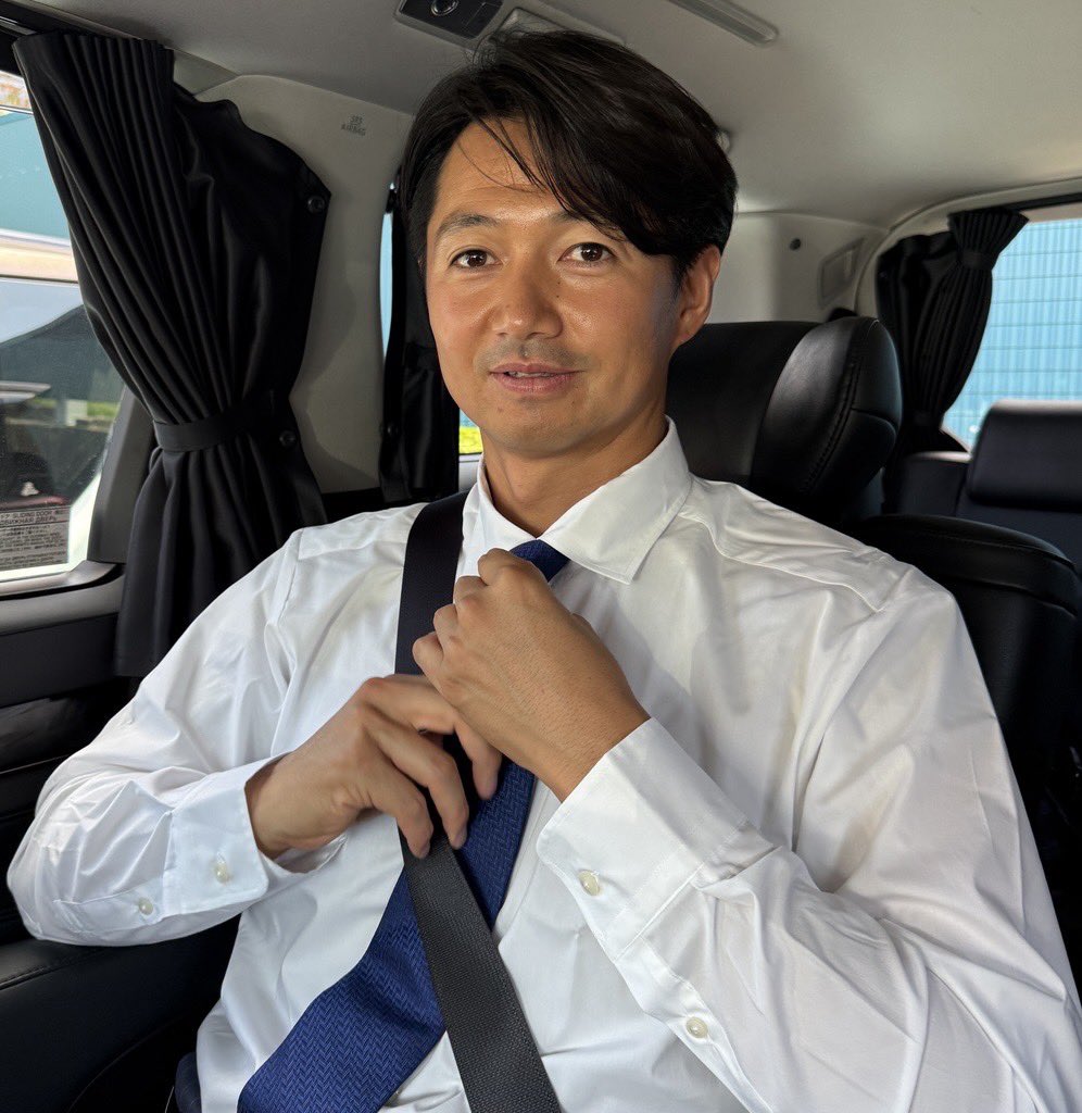 chibalotte_pr's tweet photo. ZOZOマリンに向かう車内の #唐川侑己 投手。
「昨日は眠れました！」と話してくれました。
引退試合の節目ということでネクタイを締めて出勤します。
#chibalotte #広報 https://t.co/UlH7l6Mo7Z