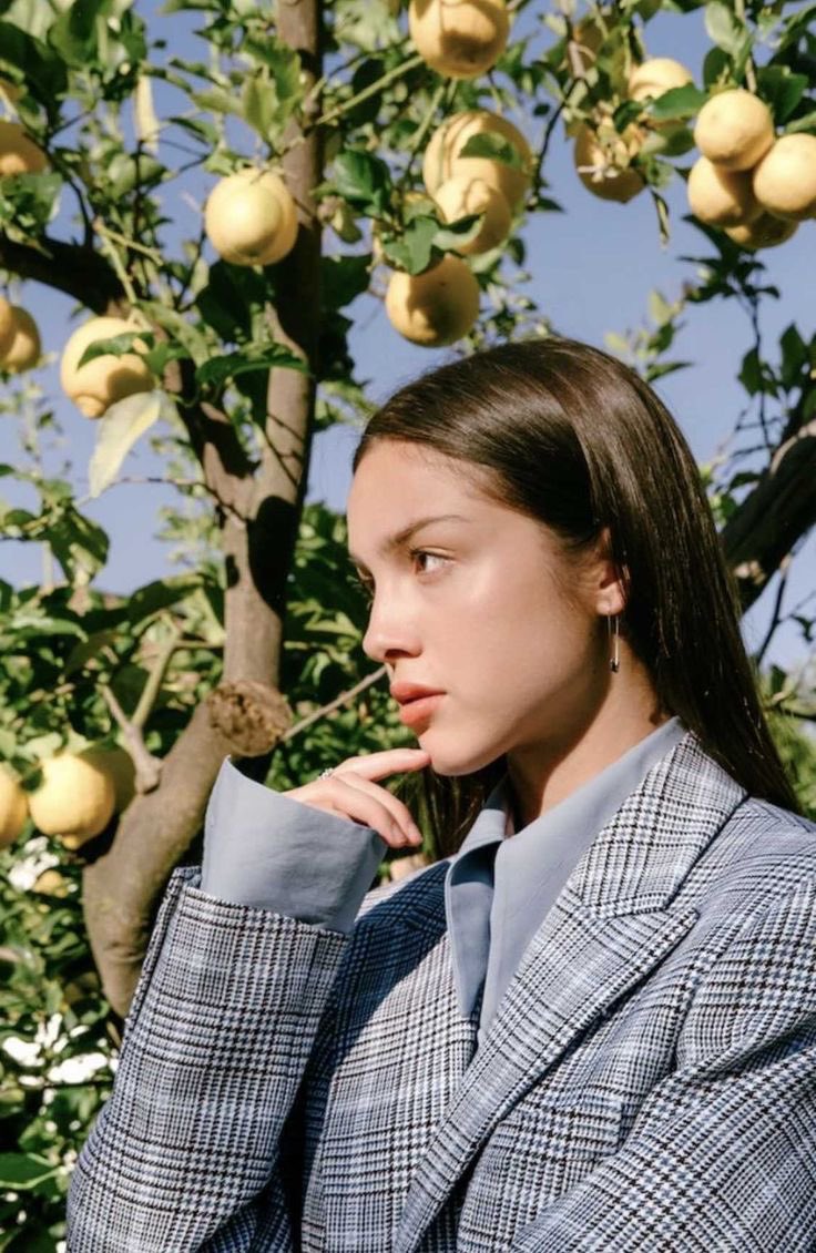 balladof_lemons's tweet photo. sejam bem-vindos a página do MELHOR grupo do bbb @livtardsquad 💛💚 até pq os püssyc4ts jamais poderiam ter uma foto de apoio da própria olivia posando com um limoeiro! 🍋 https://t.co/zY2t0NDoIS