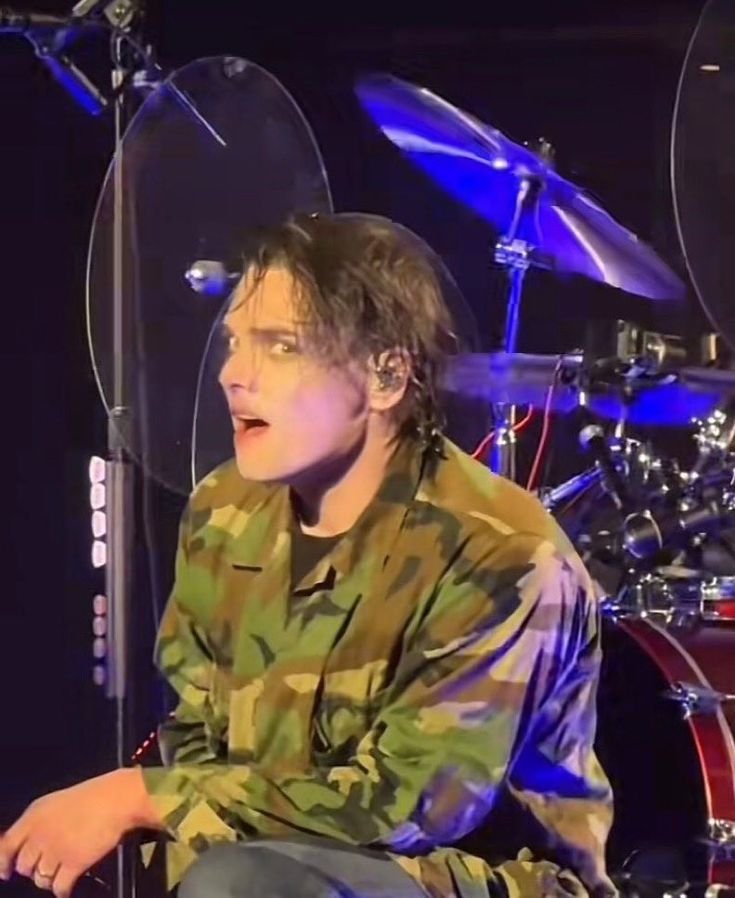 clydefrogzz's tweet photo. gerard has been in the most she/her era of her life since the reunion btw. like okay that's my momma https://t.co/I0q4QhdJRg
