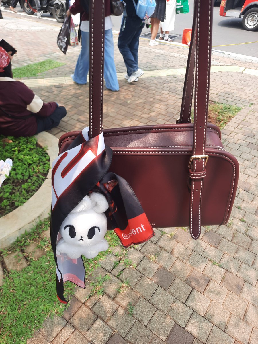 Sagi_Girl19's tweet photo. Aku pake tas ini, sama ada sedikit freebies tambahan. Nanti di colek aja ya 💚 https://t.co/mdk8vZGidD