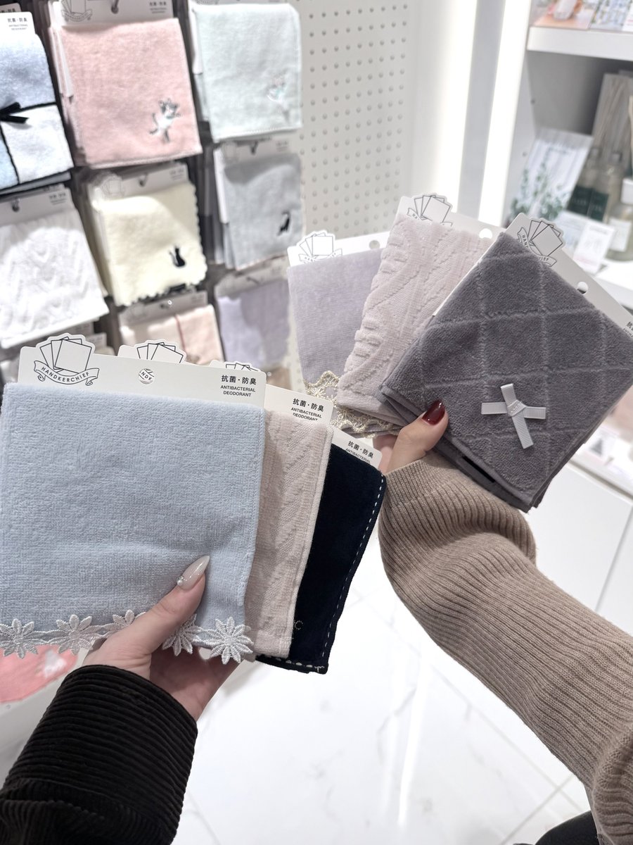 Francfrancのハンカチ、なんと3枚で990円だったのでお友達と選んできたෆ.*･ﾟ
こんなに可愛くて安くていいの〜…… https://t.co/QwYObnd26o