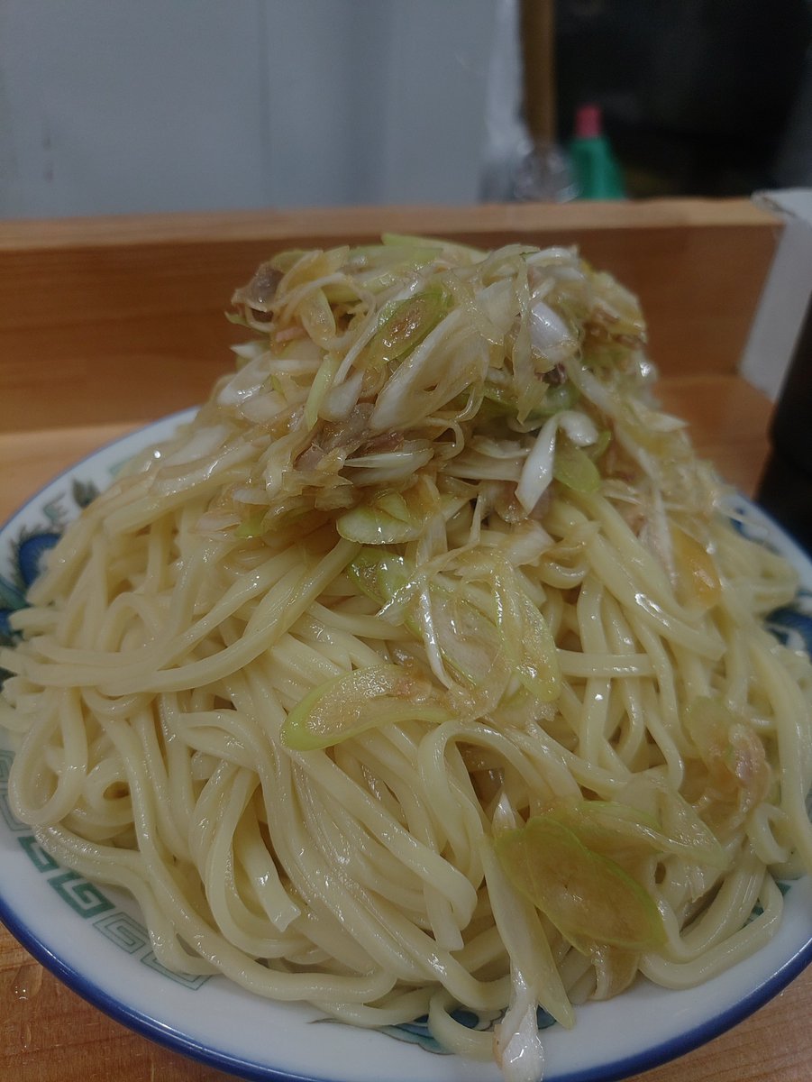 Hamy11111's tweet photo. 毎度おなじみ南与野の宝、航龍さん。
新限定メニューのみそつけそば！

以前いただいたパワフルみそスープのラーメンと少し違い、つけそばらしい甘辛酸もきいたマイルドみそスープが超うまい！

絶対外せない山盛りの味付ネギ、そして味噌と相性バッチリのチーズのブースト、完璧！スープに隠れてもやし、メンマ、チャーシューもたっぷりで大満足です✨
うまかった…🤤航龍さんに新たな傑作が誕生しました🌸