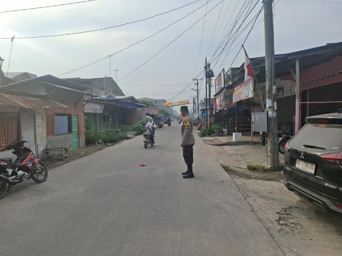TanjungHumas's tweet photo. Personil Polsek Tanjung Beringin Melaksanakan giat gatur padat pagi Untuk Menciptakan Rasa Aman Dalam Berlalu Lintas , Baik Pejalan Kaki Ataupun Pengendara Sepeda Motor di Wilkum Polsek Tanjung Beringin. https://t.co/AXatJbYoF5