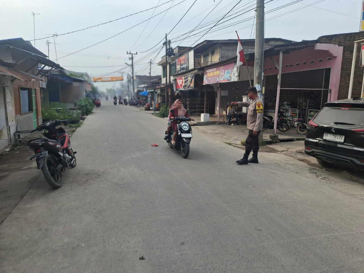 TanjungHumas's tweet photo. Personil Polsek Tanjung Beringin Melaksanakan giat gatur padat pagi Untuk Menciptakan Rasa Aman Dalam Berlalu Lintas , Baik Pejalan Kaki Ataupun Pengendara Sepeda Motor di Wilkum Polsek Tanjung Beringin. https://t.co/AXatJbYoF5