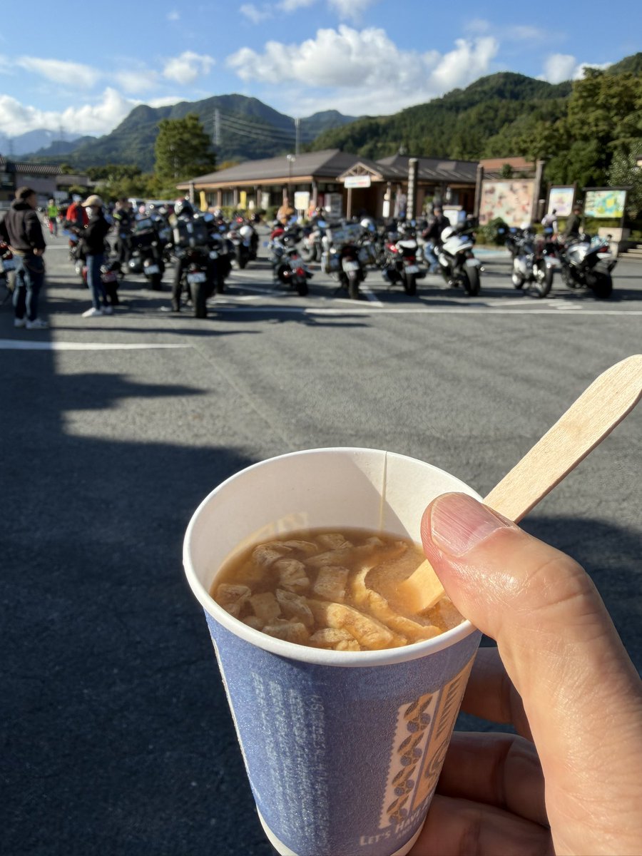 ahondarasuke's tweet photo. 早起きして、小鹿野町の道の駅両神温泉薬師の湯へ。初めての試み、朝cafe。8:30頃到着したらすでにかなりのバイクが🏍️皆さん何時に出てきたの？色々と手を入れてあるバイクを見て回るのは楽しいですね。私はどちらかというとノーマル派ですけどね。
やまぶさんの油揚げとわかめの味噌汁、シミたぁ。おにぎり持ってくれば良かったなぁ。ウェルカムライダー小鹿野メンバーさんとお話しして帰宅。昼前に戻れましたよ！
秩父市の猫八モータースさんがレンタバイクを始めたそうで、手ぶらでオッケーだそうです。札所巡りとかに使えるなぁ。