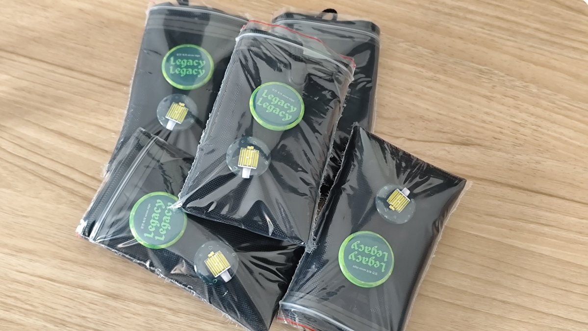 milogreentea's tweet photo. NCT 127 NEOCITY: THE REDLINE
freebies by bells 𓆟.・゜゜・

rt &amp; like are appreciated!
♡ pouch
♡ 1 pin button "legacy"
♡ 1 pin button "neobong"

di samping banner taeyong inii #nct127 #NEOCITY_THE_REDLINE_IN_JAKARTA https://t.co/gdTkapPBNR