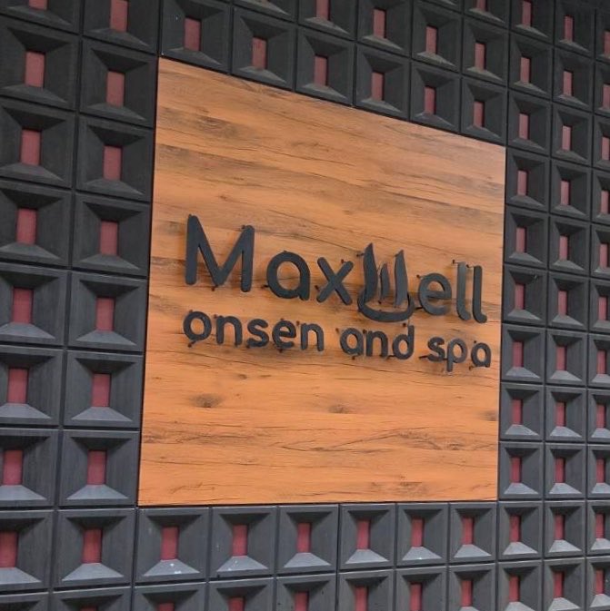 Guythitiphat's tweet photo. รีวิวการไป Maxwell และ Wellmax ในวันเดียว เพราะด้วยว่าเป็นวันชาติจีน เราจึงไปทำหน้าที่ทูตไทยต้อนรับทัวร์ 0 เหรียญ อยากรู้ว่ามันเป็นยังไง คนจะเยอะคนจะแน่นมั้ย แล้วคนจีนเดี๋ยวนี้ยังมีลมหายใจมังกรมั้ย https://t.co/aitxyLpurx
