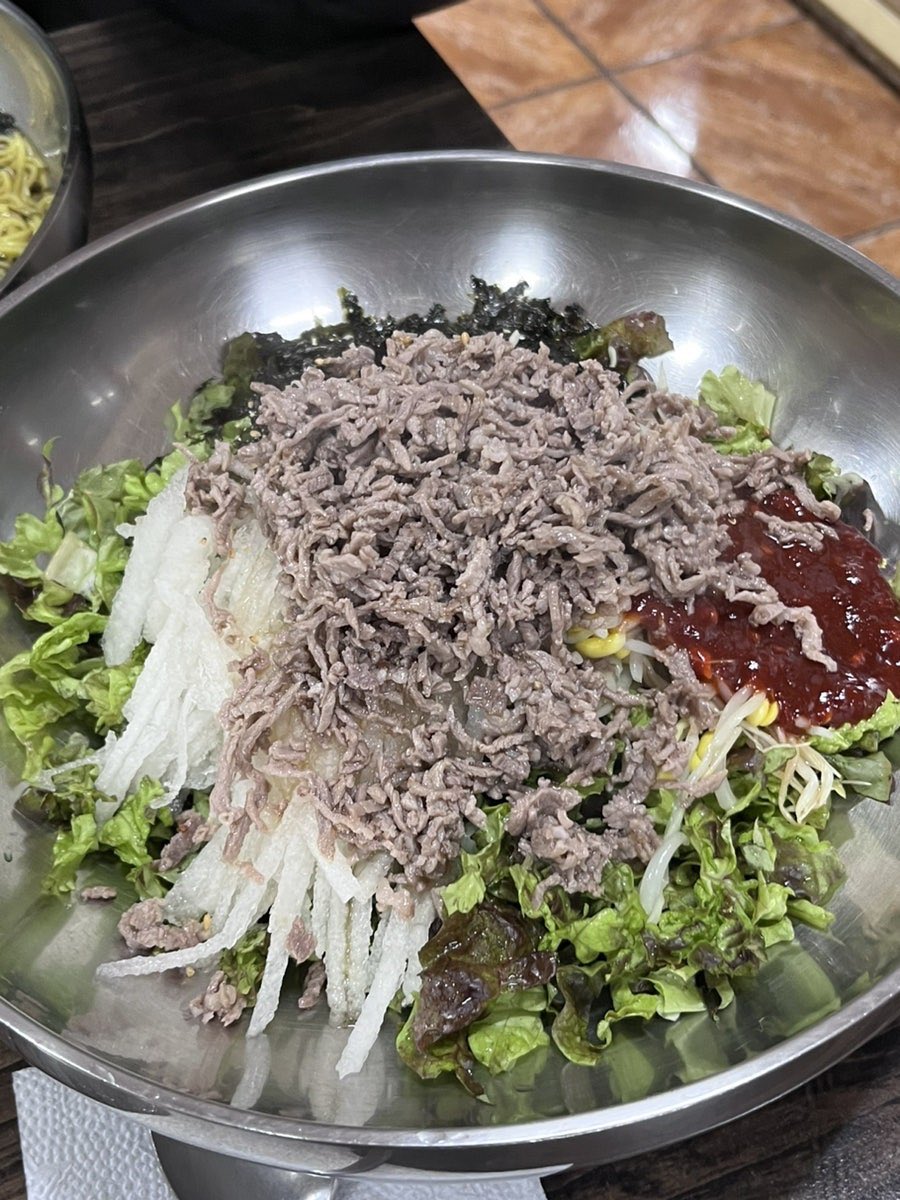 dftkdrP's tweet photo. 근데 여기 원래 양이 많긴헷는데 회덮밥까지 이래줄줄은 몰랏음 잔치국수 0.6 소고기비빔밥 0.8 https://t.co/E933ibULdV