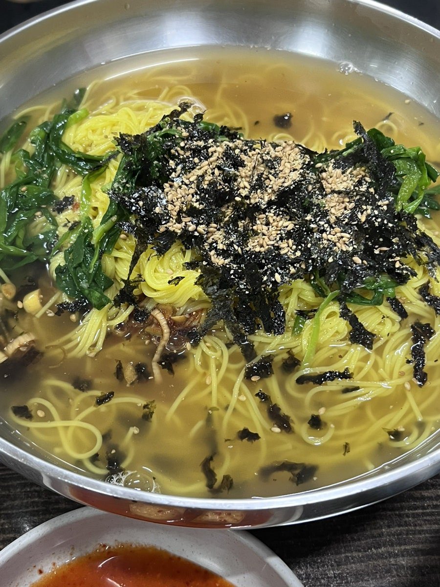 dftkdrP's tweet photo. 근데 여기 원래 양이 많긴헷는데 회덮밥까지 이래줄줄은 몰랏음 잔치국수 0.6 소고기비빔밥 0.8 https://t.co/E933ibULdV