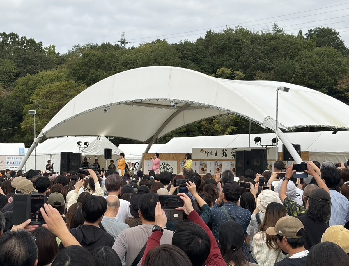 monaki_official's tweet photo. 本日は
「第20回かさま新栗まつり」
ステージイベントに出演❗️

お天気にも恵まれ、気持ちよく歌わせていただきました。
朝からたくさんの方にお集まりいただきありがとうございました🤍

メンバーも栗グルメを堪能しました🌰
おまつりは明日まで開催中ですので、
ぜひ笠間の栗をお楽しみください！

そしてこの後は
15時から日比谷公園で行われる
「Smile＆Green アイが聴こえる ニッポン放送 ラジオパーク in 日比谷2026」のオールナイトニッポン0(ZERO)トークショーに出演します！

https://t.co/XNrQP3rOD8