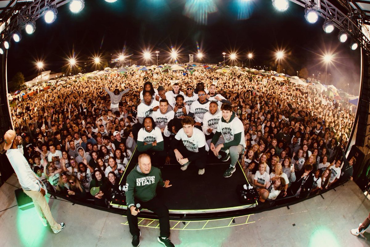 MSU_Basketball's tweet photo. BEST STUDENT SECTION IN THE COUNTRY 💚

@ThisistheIZZONE https://t.co/dD68RfzLVu