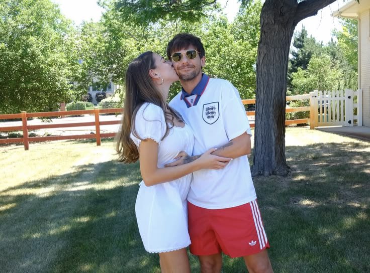LouisWT91World's tweet photo. 🗨️| Louis Tomlinson on Zara McDermott and how she’s a top chef via Finding Joy In Short Moments 🍽️

“I’m just going back to Mrs. Just finished work, and she’s making a butter chicken. [Jack: Love that, it's good, eh?] Amazing, man. She’s a top chef.” https://t.co/WNrndePIv9
