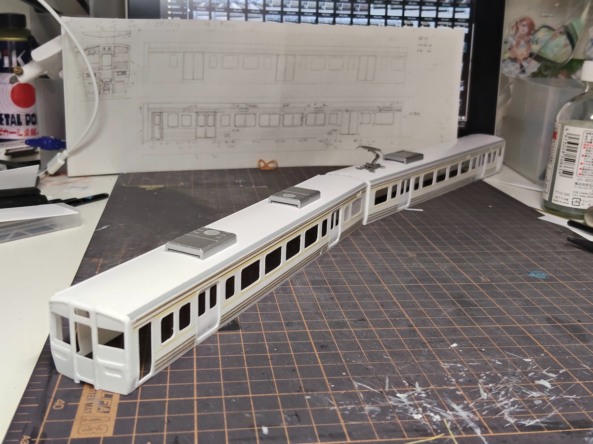 mizukurage211's tweet photo. 【1/80 東海213系】フルスクラッチ

屋根板はいつも通りのwave1/4丸棒と0.5プラバン。屋根の精度も安定してきたし、作り方を確立できたのは嬉しいですね

あとは転換クロスシートを可動させるかどうか…… https://t.co/xRJIXphZRu