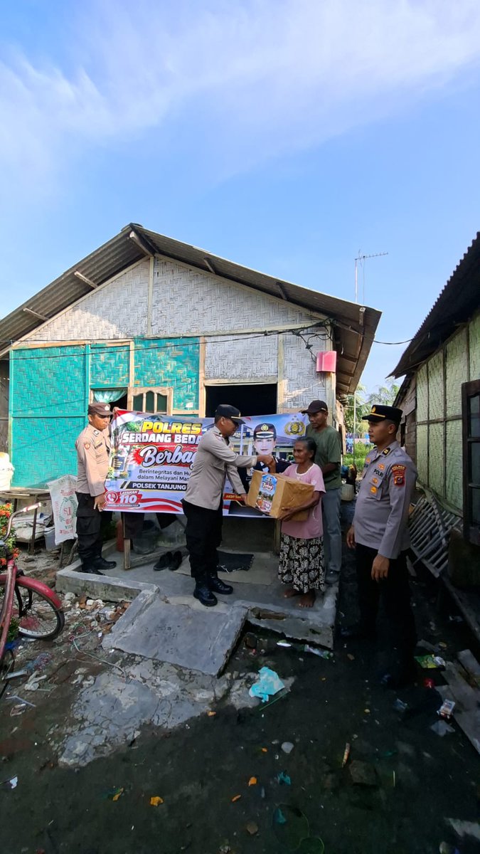 TanjungHumas's tweet photo. Kegiatan Kapolsek Tanjung Beringin AKP SYAWALLUDIN. H, S.H bersama Personil Polsek Tanjung Beringin membagikan Bansos kepada warga masyarakat berupa Sembako di Wilayah Hukum Polsek Tanjung Beringin. https://t.co/nsxvy8sopO