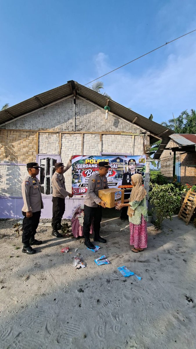 TanjungHumas's tweet photo. Kegiatan Kapolsek Tanjung Beringin AKP SYAWALLUDIN. H, S.H bersama Personil Polsek Tanjung Beringin membagikan Bansos kepada warga masyarakat berupa Sembako di Wilayah Hukum Polsek Tanjung Beringin. https://t.co/nsxvy8sopO