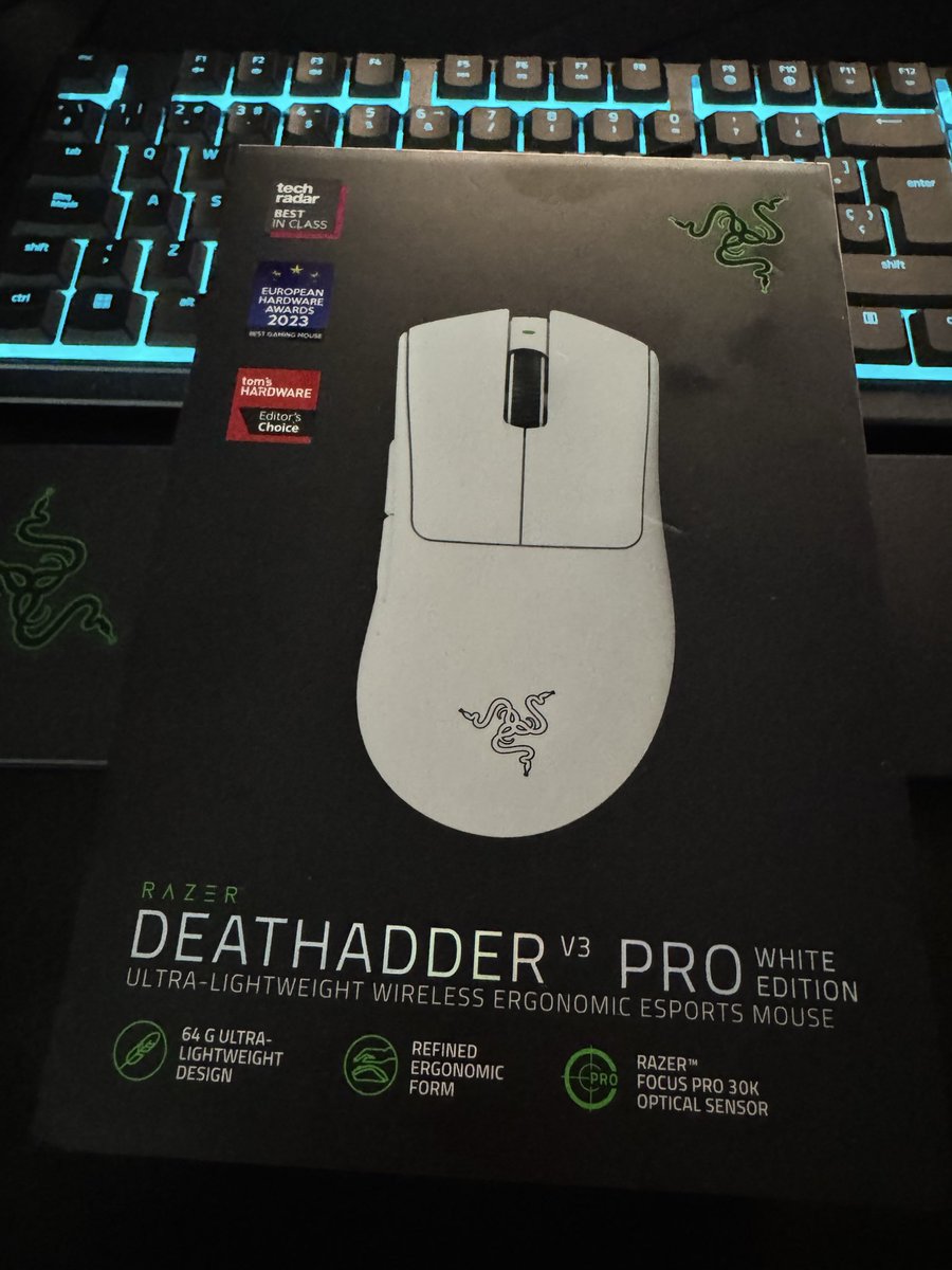 Danniiel09's tweet photo. @RazerES @LuisToxicity Yo tengo este. Me podéis regalar el viper v4 Pro para notar lo ultraligero que es? Gracias https://t.co/PsY8M2gCbh