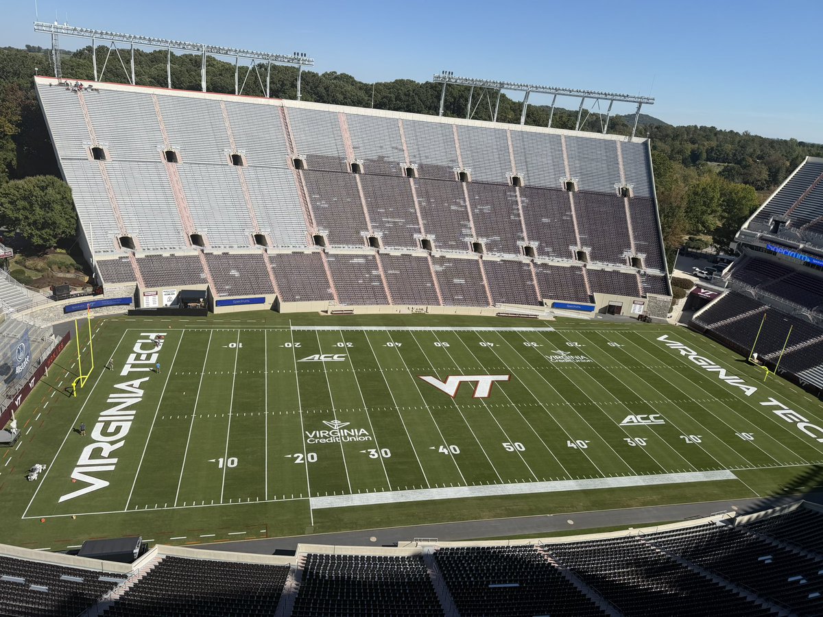 kdbuerge's tweet photo. Enter Sandman.  The best player entrance in college football.  Period.

GISPER spotting for the @ACCFootball matchup between unbeaten teams @Pitt_FB and @HokiesFB on @ESPN at Lane Stadium at night. #ESPNCFB #PITTvsVT #ACCFootball #H2P #Hokies #LetsGoHokies https://t.co/Z3hOnrJhqs