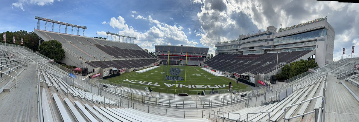 kdbuerge's tweet photo. Enter Sandman.  The best player entrance in college football.  Period.

GISPER spotting for the @ACCFootball matchup between unbeaten teams @Pitt_FB and @HokiesFB on @ESPN at Lane Stadium at night. #ESPNCFB #PITTvsVT #ACCFootball #H2P #Hokies #LetsGoHokies https://t.co/Z3hOnrJhqs