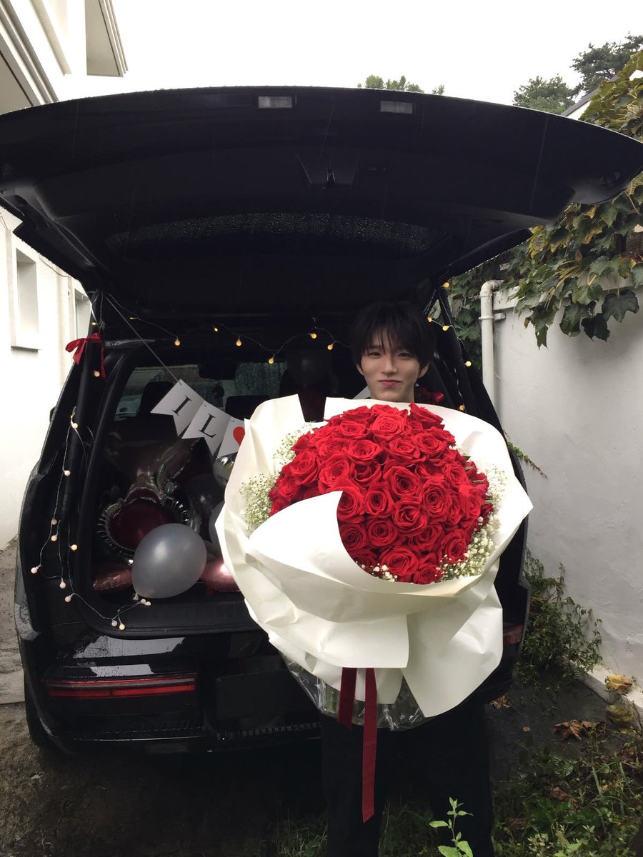 dnajdkenxjs's tweet photo. 자기가 장미 백 송이 갖고 싶다고 해서 내가 준비했어 나 잘했지!

라고 하는 거 같아서 웬수남친미 있으시고 너무 뿌듯해 보여서 으응.. 고마워.... 라고 해야만 할 거 같음 https://t.co/2SBIiYbytF