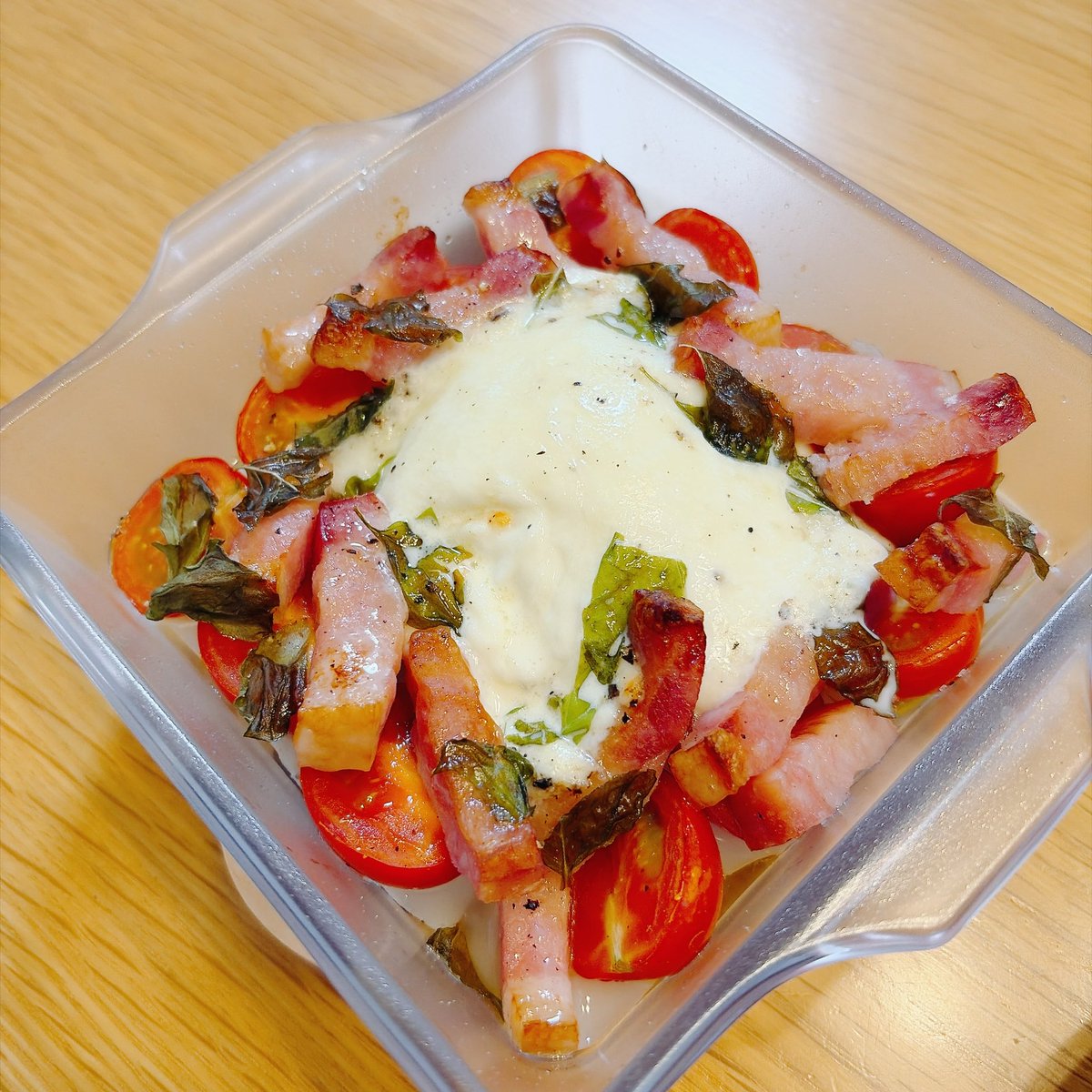 325honey_sz's tweet photo. お昼にモッツァレラでホットカプレーゼ的なものを作った！
ベーコンの塩気とトマトの酸味と絡まって美味しかった( ·❛ ̫❛ ·)🩷 https://t.co/m1dGHbFJfA
