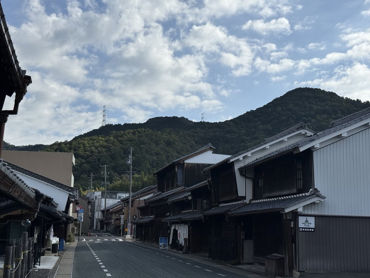 toro0079's tweet photo. 今年もブイミノにやって来ました。
少し早く来て朝のうだつの上がる町並みを散歩もしました。イラストはどれも上手で凄いと思う限り。
窯フレさんにも出会えて少しお話しもしました。
#ブイミノ5
#凹うつわ
#一二美アユ
#美紙カエデ https://t.co/raLNm9KNbO