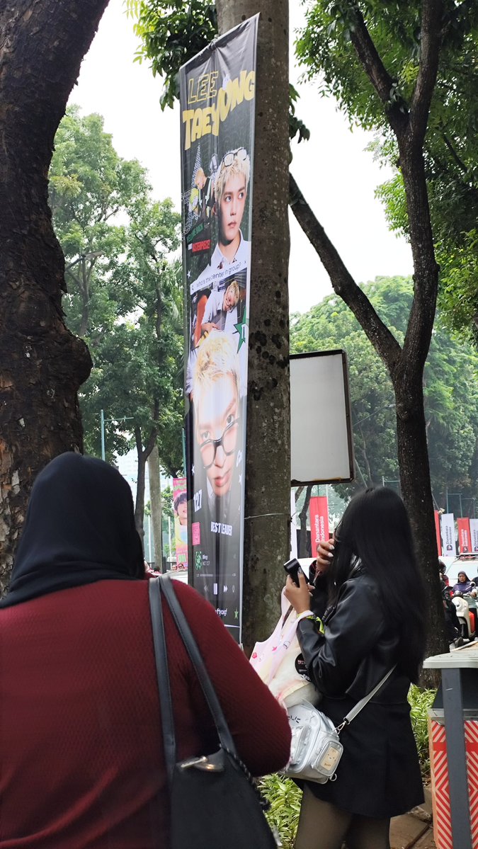 milogreentea's tweet photo. NCT 127 NEOCITY: THE REDLINE
freebies by bells 𓆟.・゜゜・

rt &amp; like are appreciated!
♡ pouch
♡ 1 pin button "legacy"
♡ 1 pin button "neobong"

di samping banner taeyong inii #nct127 #NEOCITY_THE_REDLINE_IN_JAKARTA https://t.co/gdTkapPBNR