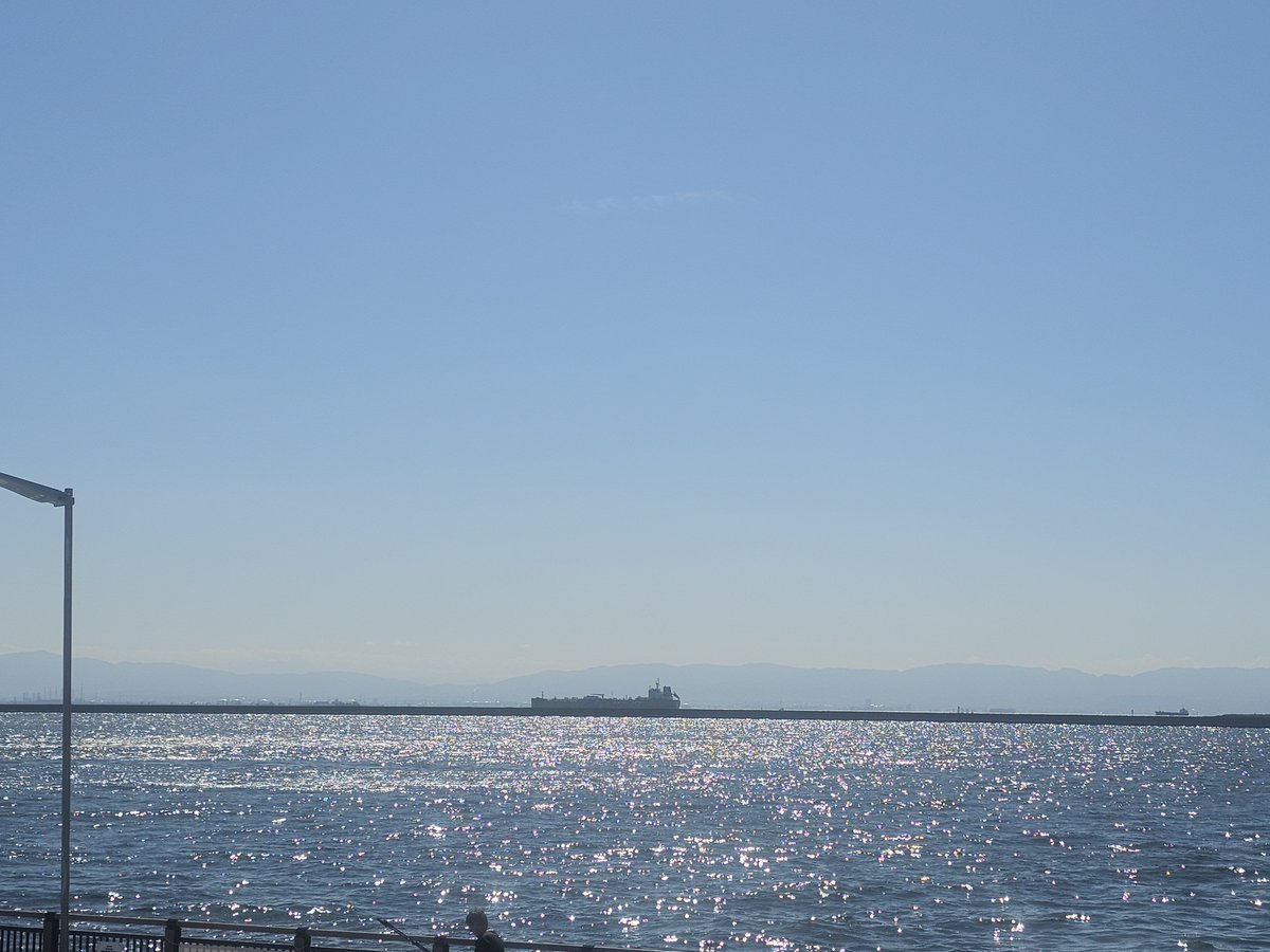 furalyman's tweet photo. 釣り人の遥か先でキラッキラと海面が輝いているのを背景にして、成長した甥っ子が学校対抗競争で汗を流しながら全力疾走している姿に青春のまぶしさを感じた。甥っ子は私の父に顔が似て来た https://t.co/j5Dntqkm2O