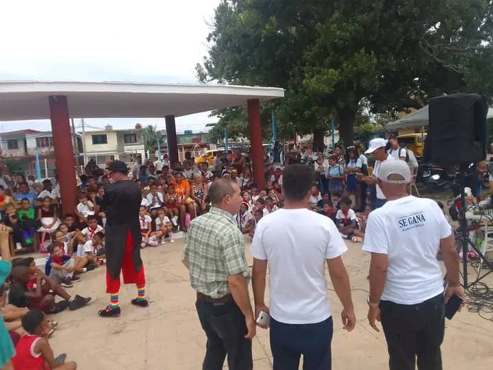 yaniovaFMC1's tweet photo. Desde #Siboney, #Playa, #MiBarrioPorLaPatria sigue multiplicando experiencias y deseos de hacer por #CubaEstáFirme. #MujeresEnRevolución también dan paso al frente!! @FMCLaHabana @TeresaBoue @DrRobertoMOjeda @DiazCanelB @YanetHzP25 https://t.co/Jdt2jfSToJ