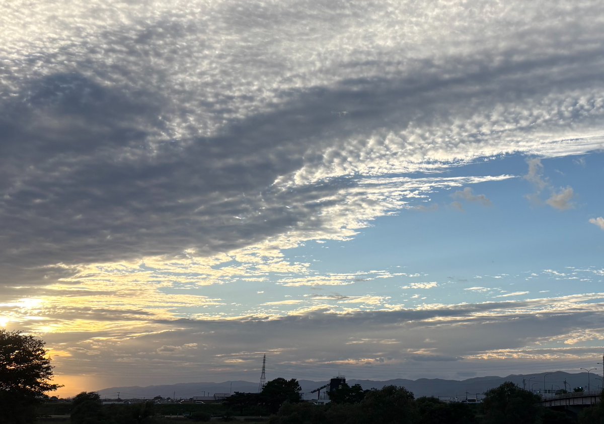 yk1117c's tweet photo. ①理科の教科書に出てきそう、いろんな雲大集合の図
②スーパーブラボーな橙
③その30分前、金色
④9月末日、ちょっとまだ夏の名残ある青

どれが一番好き？
某、薄目で見ると川と見紛う③を贔屓に候
良き休日を〜！ https://t.co/Z2fPtB4Sst