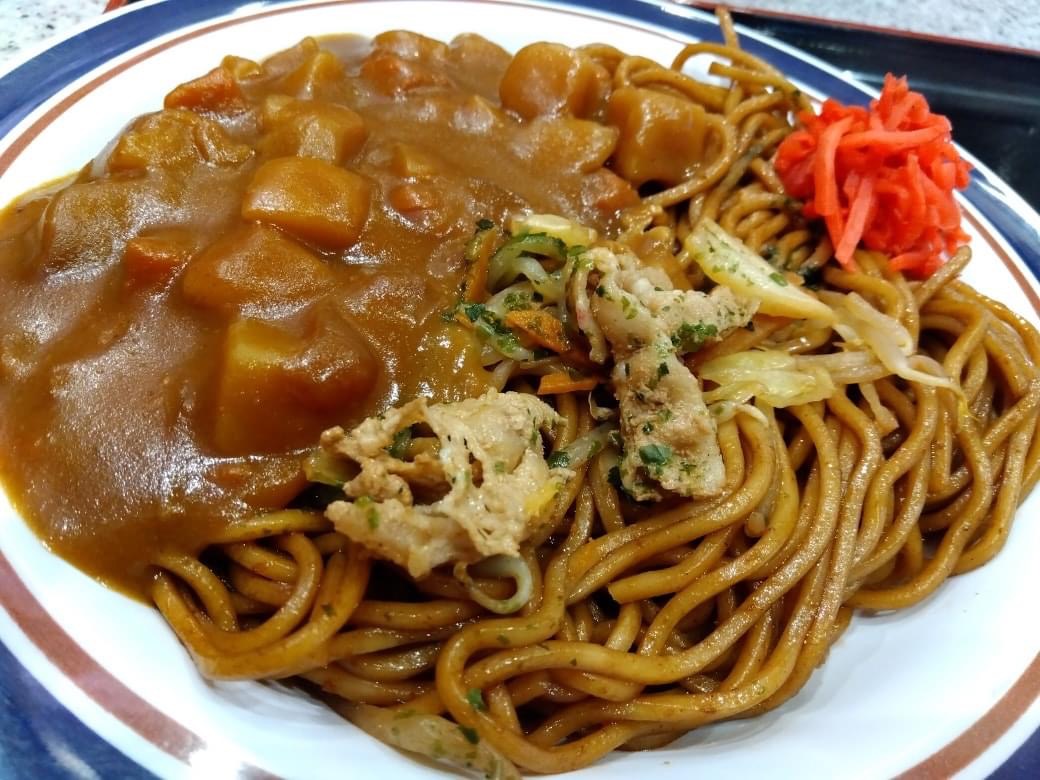 fujisobar's tweet photo. ちょっとした豆知識なんですけど「焼きそば」や「かつ丼」にカレーをかけると優勝確定の一皿が誕生しますよ。 https://t.co/HcZxG5OBrX