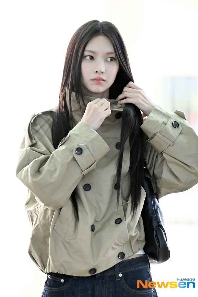 thebaseillit_'s tweet photo. YUNAH stuns in her latest shared photos at the airport. https://t.co/Naz8Qsmqo4