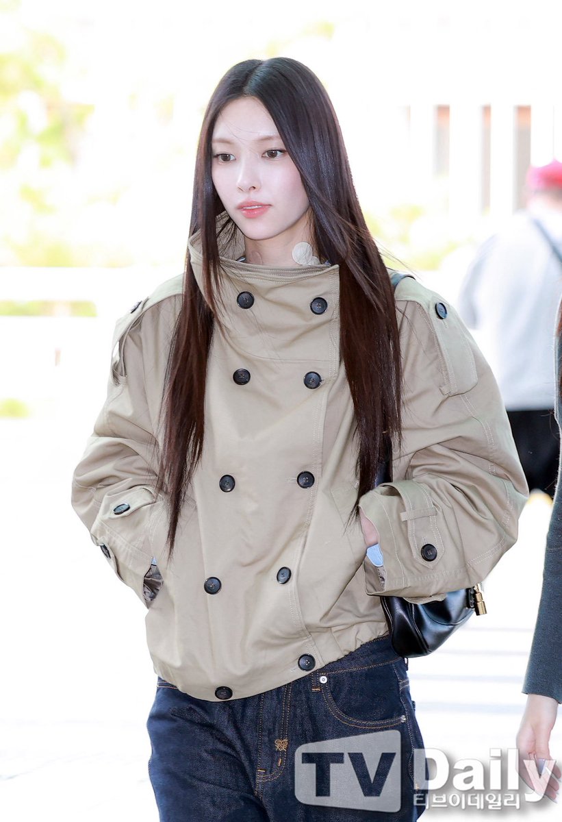 thebaseillit_'s tweet photo. YUNAH stuns in her latest shared photos at the airport. https://t.co/Naz8Qsmqo4