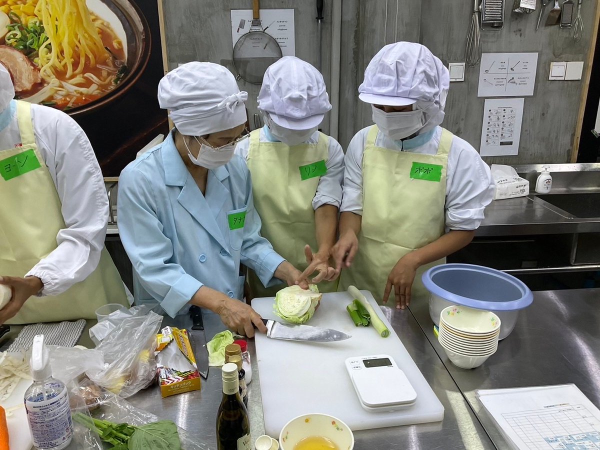 hikaruganji's tweet photo. 近年多発している。学校給食における異物混入の根本的な原因は技能実習生を学校給食を作る給食スタッフとして多く雇用しているからですね。

やっと原因が分かりましたね。

原因は衛生管理の価値観の違う技能実習生を調理場で働かせているからです。 https://t.co/0QFkRjzY6s