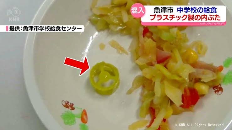 hikaruganji's tweet photo. 近年多発している。学校給食における異物混入の根本的な原因は技能実習生を学校給食を作る給食スタッフとして多く雇用しているからですね。

やっと原因が分かりましたね。

原因は衛生管理の価値観の違う技能実習生を調理場で働かせているからです。 https://t.co/0QFkRjzY6s