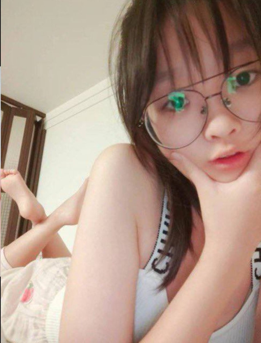 BrayshawDanny's tweet photo. 给恋足的你提个醒 哪怕在外面偷着馋人家的脚丫子 也别跟女友坦白这嗜好 否则在她面前这辈子都别想挺直腰杆咯 恋足癖看到想舔吗  #cosplay #妈妈 #足控 https://t.co/Csf3TBokmo