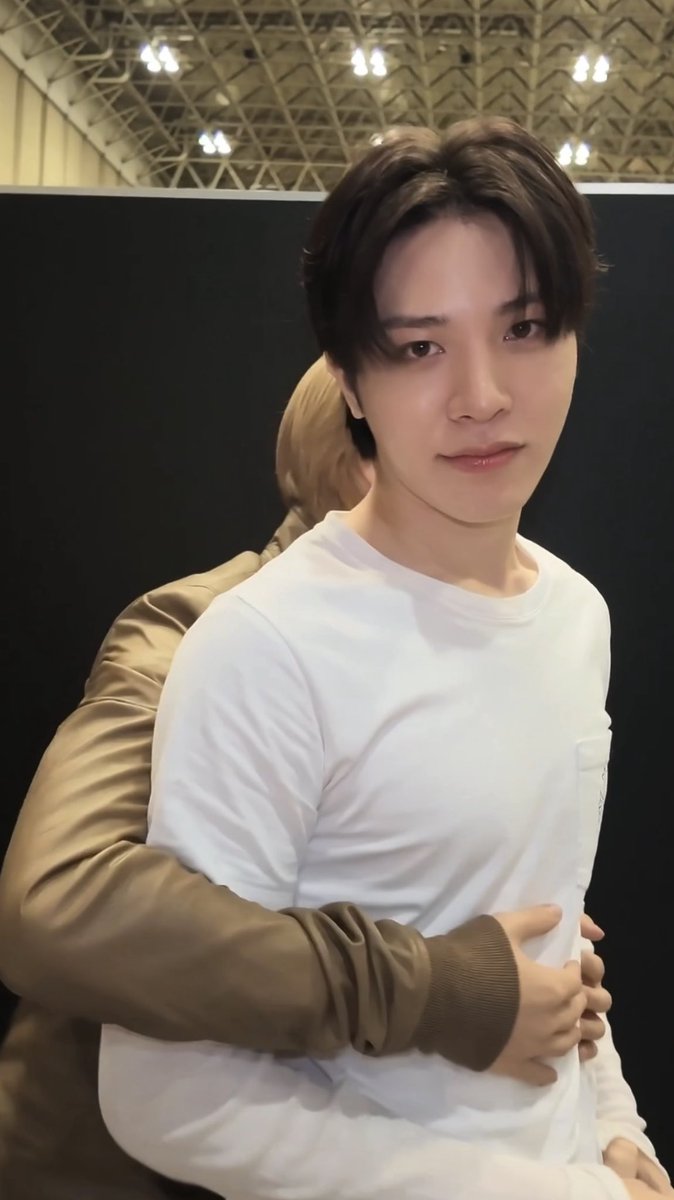 DOHWANIZE_'s tweet photo. #HWANYOUNGZ backhug is for today's breakfast, lunch and dinner !!! ..... 🤤 https://t.co/ZT5091lRM2