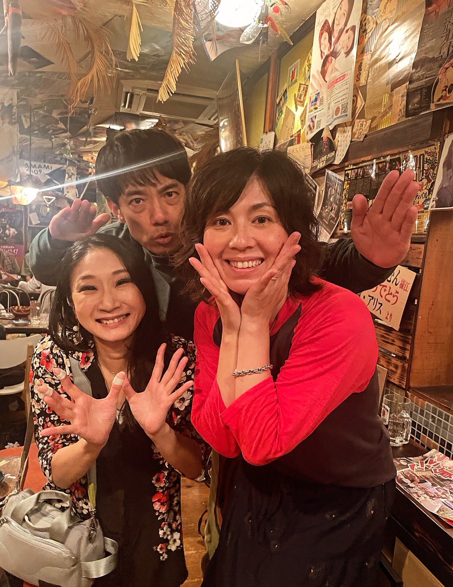 wakabayashi__'s tweet photo. 昨夜は近所（伊丹）に知り合いの某女性シンガーソングライター2人が関東や奈良から来てるとのことで潜入。何やかんや東京時代から長い付き合いになる2人のステージ。色んなことを思い出したりしながら…楽しませて頂いたフライデーナイトでした！楽しい夜をおーきに！お疲れさまでしたー！ https://t.co/SvnBifX3oG