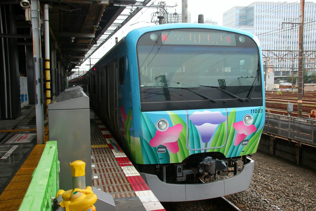 SSR_Exp's tweet photo. 久しぶりに相鉄線に乗ったらいきなりインパクト大な「ほほえみ号」ラッピングに遭遇！お隣はあのへそライトの面影が全くなくなった8000系！ https://t.co/K81Z5AG1tG
