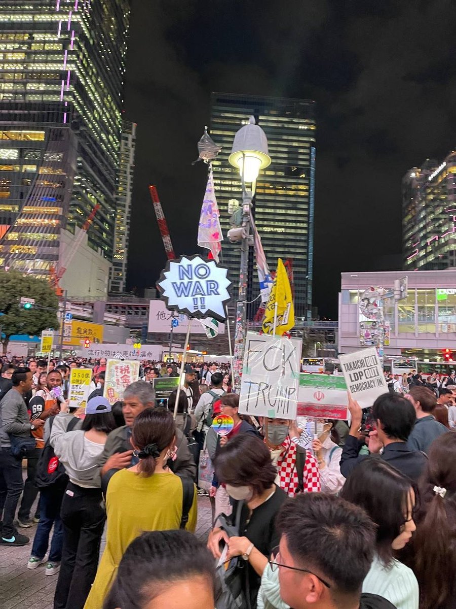 IranNewsJa's tweet photo. 🇯🇵 東京・渋谷スクランブル交差点デモ 

#渋谷 #戦争反対 https://t.co/aA51FgiuX5