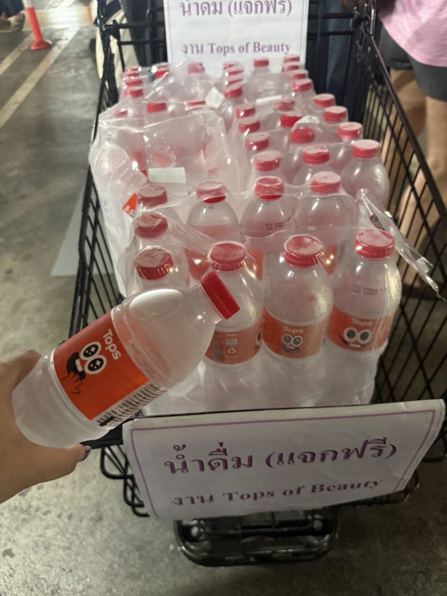 MommyPhatchii's tweet photo. พี่ Top มีแจกน้ำเย็นๆด้วยอ่ะะ น่ารักมากกกก

#Gemini_NT #เจมีไนน์ https://t.co/tTtWlJSQeS