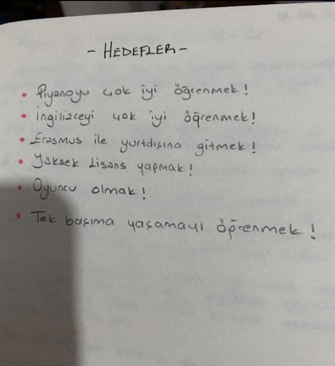 Gelde_Dickme2's tweet photo. Çok üzüldüğüm ve asla unutamadığım kadın cinayetlerinden biri. Ceren Özdemir. Üniversite öğrencisiydi, bale kursundan çıkıp apartmanına girdiği esnada bıçaklanarak öldürüldü. Hayallerini bi kağıda yazmıştı. Aynı hayallerimiz vardı. Çok acı. Allah rahmet eylesin. https://t.co/VxKjWKknvF