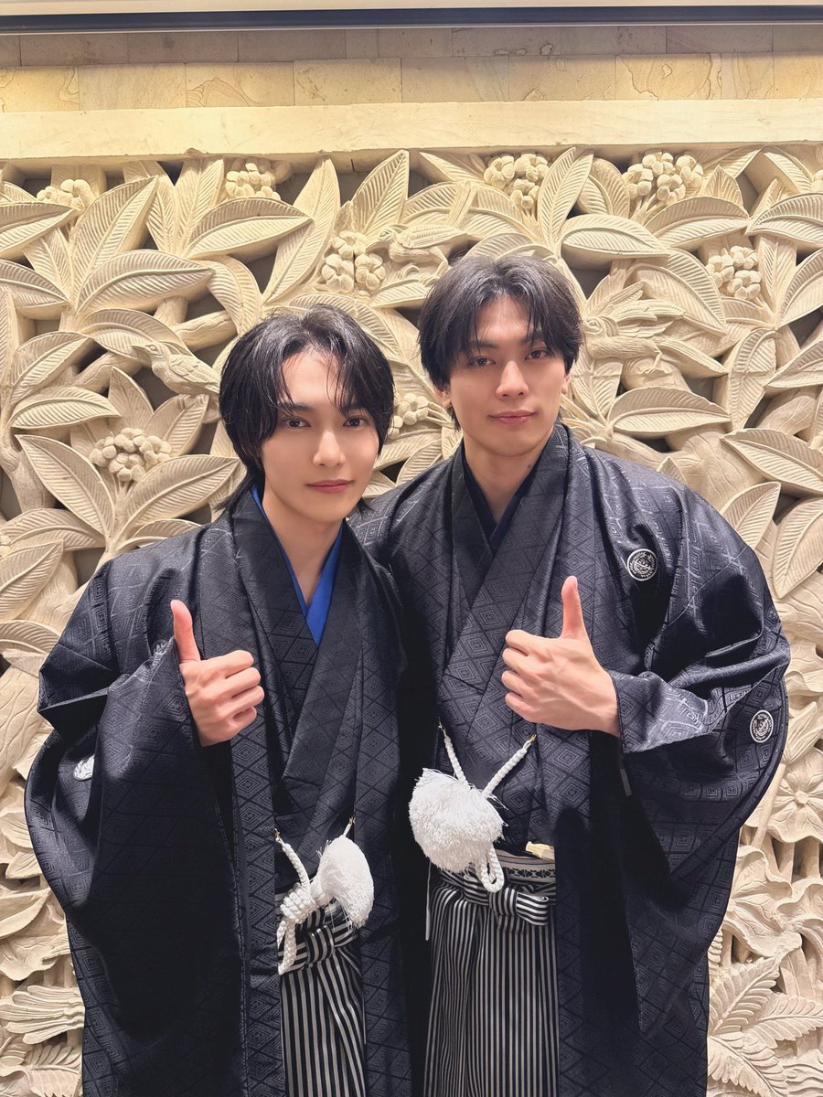 hiroki_kajita's tweet photo. 十周年特別企画　配信番組
＜舞台『#刀剣乱舞』感謝の宴＞ 

憧れの先輩方を前に緊張でガッチガチの梶田が出演しています！！🐉

燭台切光忠役 東啓介さんと⚔️
勇気を出して話しかけることが出来ました🥹
全てがカッコよくて痺れました⚡️

長船公演の実現に、さらに想いを馳せました。　　
#刀ステ https://t.co/ETcPCUc3ip