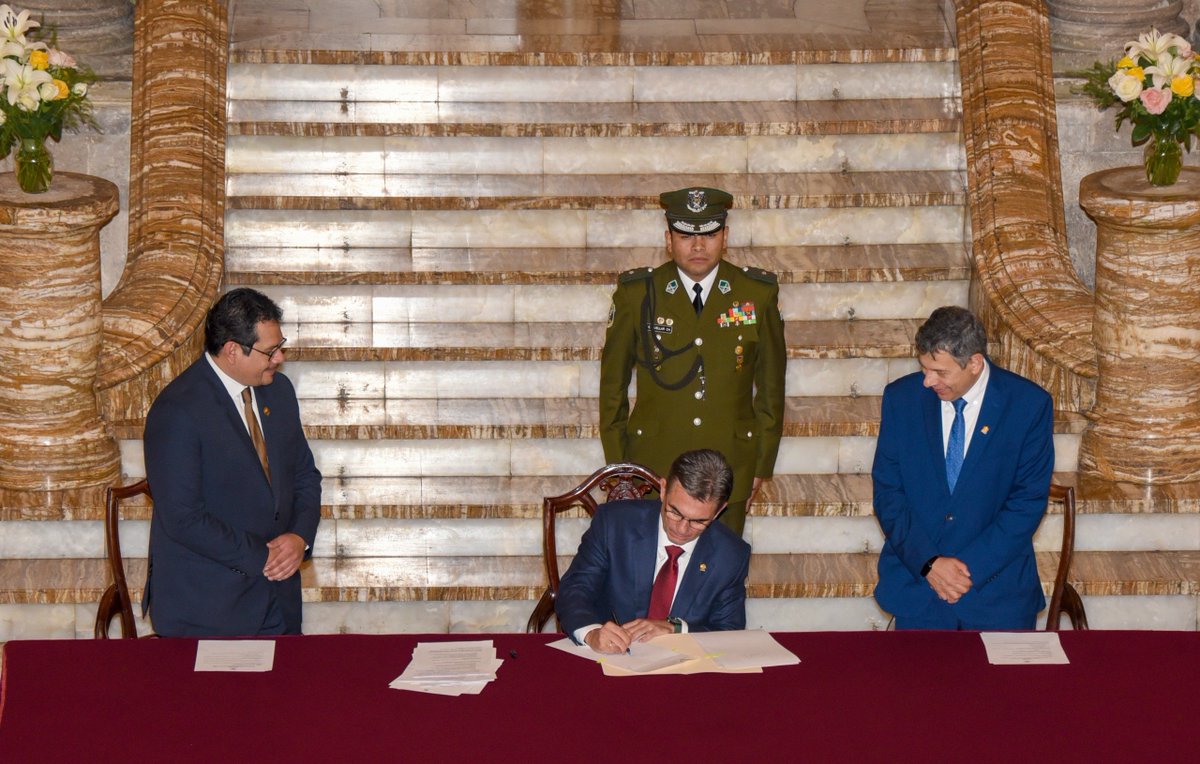 Rodrigo_PazP's tweet photo. Promulgué la Ley 1773. Desde hoy, si el Fiscal General está imputado o tiene una medida cautelar por delitos con cárcel, la Asamblea podrá suspenderlo definitivamente con dos tercios y nombrar un Fiscal Interino con una sola misión: desmantelar las estructuras criminales vinculadas al caso.

Esta es la Patria que decide. Cuando las instituciones deciden, deciden a nombre de la Patria, y estas son las decisiones que cambian el Estado. El crimen organizado no respeta leyes ni Constitución; nosotros sí. Por eso vamos a reconstruir la justicia junto a los buenos hombres y mujeres que la sostienen. La Patria siempre será más grande. Bolivia merece justicia y nuestros hijos un país más digno.