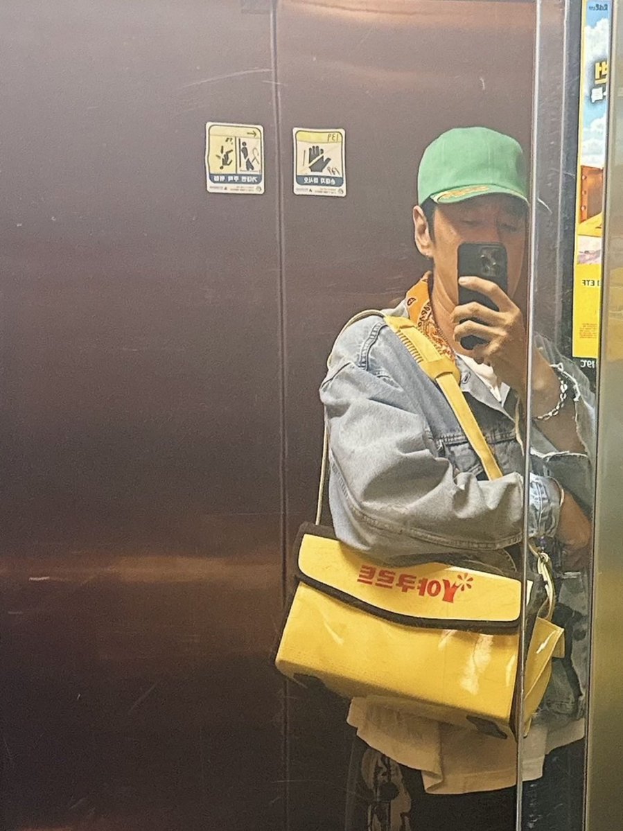 ddami1000's tweet photo. 진짜 실환가 결국 메고 나옴 https://t.co/KdKzbEKxND