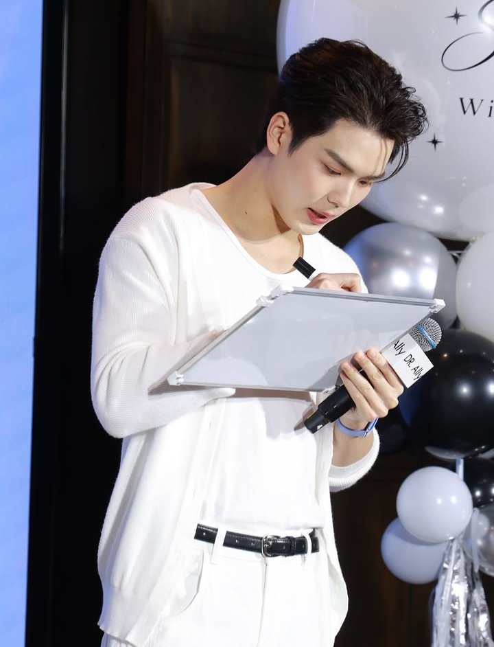 mynew999's tweet photo. ออร่าสว่างจ้าาาสุดๆหุ่นเอยหน้าตาเอย หล่อทุกตรง🥰
ดีงาม🫶
#Teshow
#PingKrittanun
#TeshowPing https://t.co/fqKBolfXiV