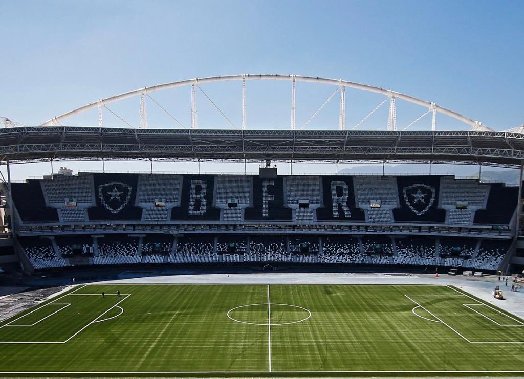 futebol_info's tweet photo. 🚨 AGORA | Vasco x Boca Juniors, pela semifinal da Sul-Americana, caminha para ser disputado no Nilton Santos.

O cenário ocorre após "não" da Justiça para o uso do Maracanã e enquanto o Cruzmaltino aguarda uma definição da Polícia Militar sobre a ampliação da capacidade de São Januário para 24 mil torcedores.

A Conmebol aguarda a indicação do estádio até segunda-feira e exige o cumprimento do regulamento: capacidade superior a 30 mil torcedores.

🗞️ @diogodantas 
📸 Vítor Silva/BFR