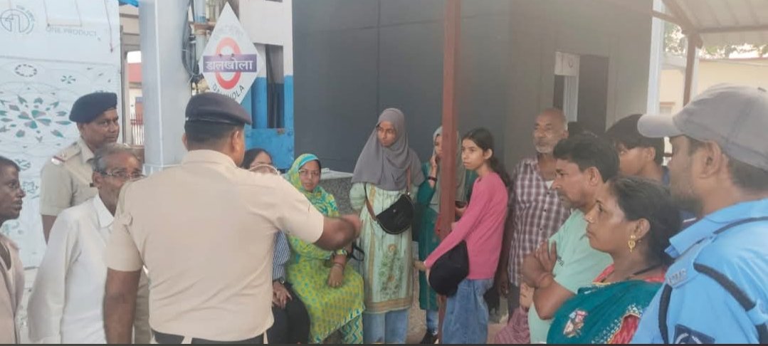 dalkhola45's tweet photo. An awareness campaign on women’s safety was organized at Dalkhola Station for bona fide passengers and the local public, educating them on onboard and platform security as well as key legal provisions under the (BNS) concerning harassment, molestation, and crimes against women. https://t.co/cntAr2dlTb