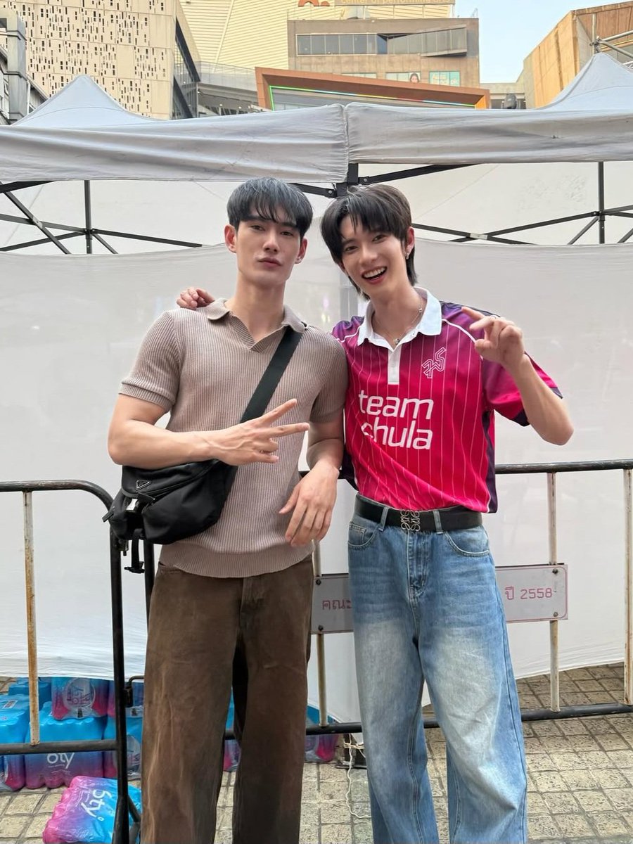 joycetian123697's tweet photo. POOH GRAD CEREMONY

#PoohGraduationDay
#poohpavel #ppoohkt #pavelphoom 

จากวันแรกที่เริ่มต้น สู่ความสำเร็จที่งดงามในวันนี้ 🎓🤍⚡️

ชอบที่ได้เห็นพูห์พาเวลคอยเคียงข้างและยินดีในทุกก้าวสำคัญของกันและกัน ความตั้งใจของพูห์ในการเรียนจบวิศวะ จุฬาฯ นั้นยิ่งใหญ่ และการมีพลังซัพพอร์ตที่จริงใจจากพี่พาเวลคอยเติมเต็มก็เป็นภาพที่อบอุ่นหัวใจเสมอ ทั้งคู่ไม่ได้แค่ทำงานร่วมกัน แต่คือคนที่คอยส่งเสริมและเติบโตไปด้วยกันอย่างแท้จริง

เติบโตและส่องสว่างเคียงข้างกันแบบนี้ตลอดไปนะ 🐶🐱🎓✨

📷cr: ppoohkt IG / the grim lover official X