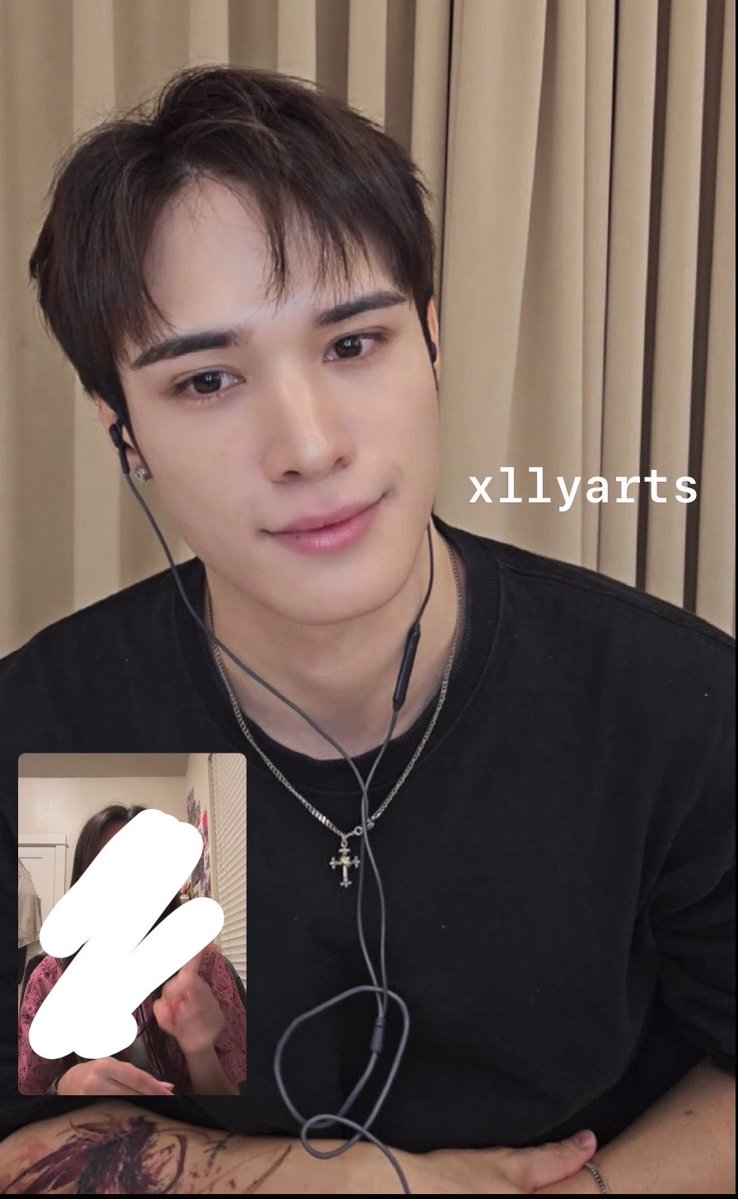 xllyarts's tweet photo. i can’t believe i didn’t notice the tattoo in the moment omg 😭😭😭😭 it looks so good https://t.co/6RwSb8t7Hm