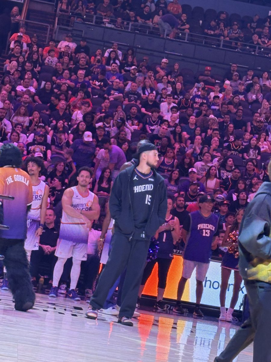 BIGHOSSAZ's tweet photo. Looking good tonight King 👑@DevinBook #suns @Suns https://t.co/Y6JPRwe2us